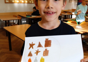 Uczeń pokazuje swoja pracę