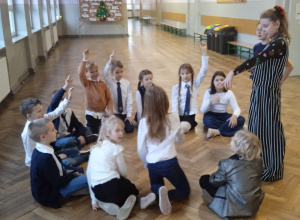 Świąteczne zabawy ruchowe z wolontariuszami