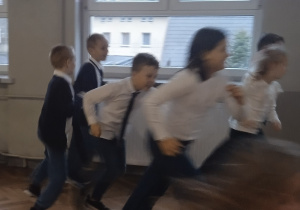 Uczniowie biegają