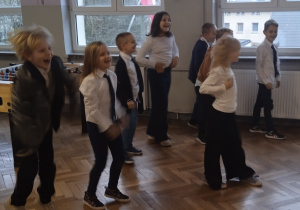 Uczniowie bawią się