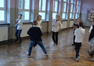 Uczniowie bawią się