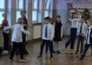 Uczniowie bawią się