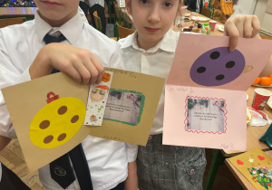 Uczniowie z karteczkami świątecznymi