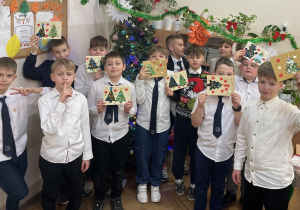 Uczniowie z kartkami świątecznymi