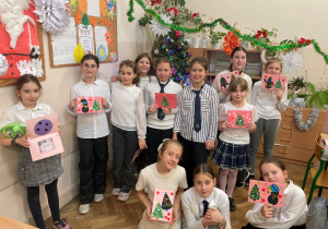 Uczennice z kartkami świątecznymi