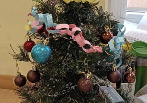 Choinka w klasie 3c jako wzór pięknych bombek