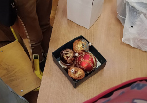 Zakupione bombki na wycieczce klasa 3c piękne wzorki