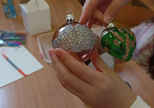 Uczniowie pokazują wykonane przez siebie bombki brawo