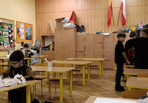 Dzieci pracują przy stolikach