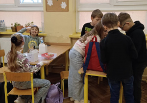 Dzieci pokazują swoje bombki świąteczne