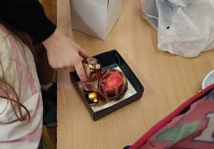 Gotowa bombka pomysł na kolorową choinkę