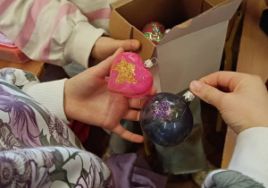 Piękne kolorowe bombki uczniów klasy 3c