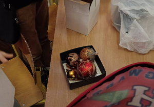 Przykłąd kolorowych bombek na choinkę