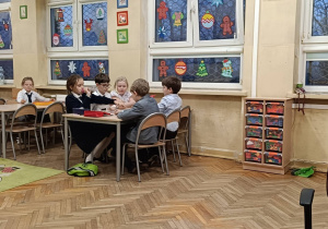 Uczniowie pracują przy stoliku