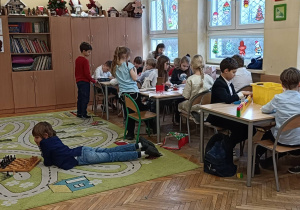 Dzieci pokazują przykłądy własnych pomysłów na spędzanie wolnego czasu