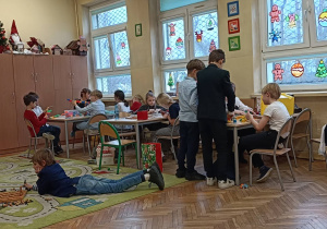 Dzieci pokazują swój pomysł na wolny czas z rodziną