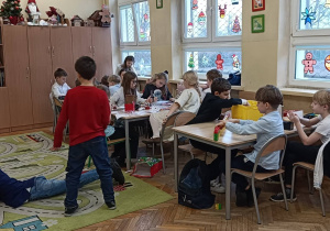 Dzieci pracują w grupie podzcas zajęć świetlicowych
