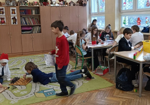 Dzieci wykonują ćwiczenie praktyczne podczas zajęć świetlicowych