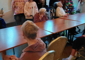 Uczniowie w Domu Opieki