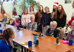 Wolontaiusze stoją przy stole