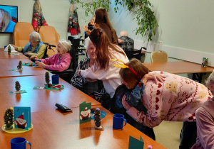 Uczniowie składają życzenia