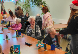 Uczniowie wśród pensjonariuszy