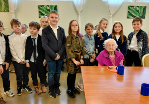 Uczniowie stoją w sali