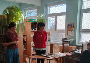 Pani dyrektor i nauczycielka rozpoczynają podsumowanie konursu