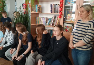 Uczestnicy konkursu z nauczycielką