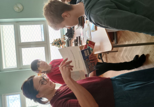 Pani dyrektor wręcza nagrody