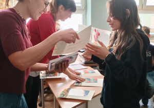 Pani dyrektor wręcza nagrody