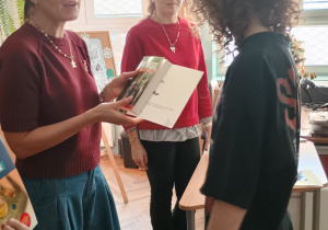 Pani dyrektor wręcza nagrody