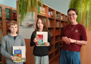 Nagrodzeni uczniowie z panią dyrektor