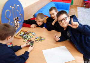 Uczniowie siedzą przy stoliku