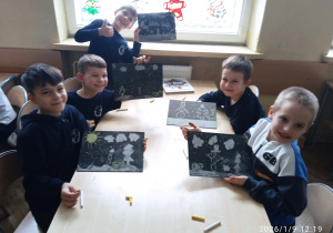 Uczniowie pokazują swoje prace