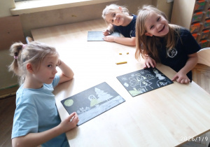 Uczennice pracują przy stole