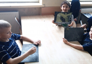 Uczniowie siedzą przy stoliku