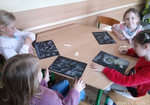 Uczennice pracują przy stoliku