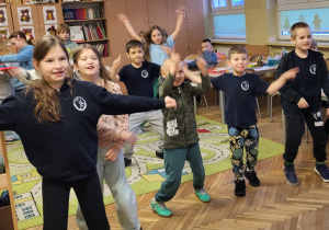 Tańczący uczniowie