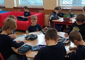 Dzieci pracują podczas zajęć na kreatywność