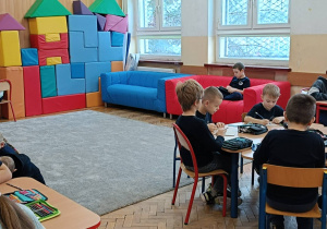 Dzieci tworzą pracę plastyczną podczas zajęć