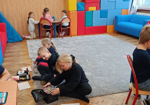 Dzieci wykonują ćwiczenie na kreatywność