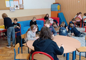 Dzieci wykonują ćwiczenie na współpracę