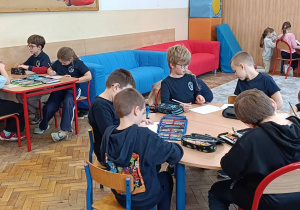 Dzieci wykonują ćwiczenie plastyczne