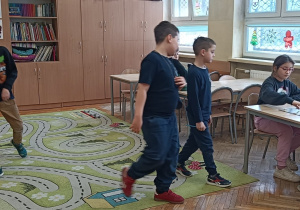 Dzieci praktycznie wykonują zadanie na integracje w grupie