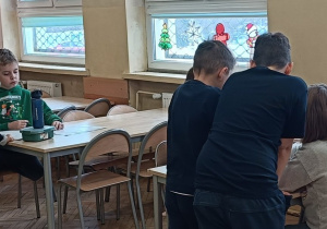 Dzieci wspólnie uczestniczą w zabawie praktycznej