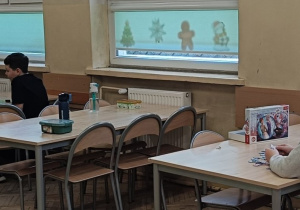 Uczniowie pracują podczas zajęć przy stoliku