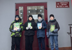 Uczniowie przed wejściem do przedszkola