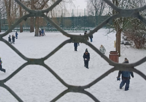 Dzieci bawią się na śniegu