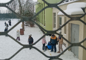 Dzieci bawią się w zimowe lepienie śnieżynek